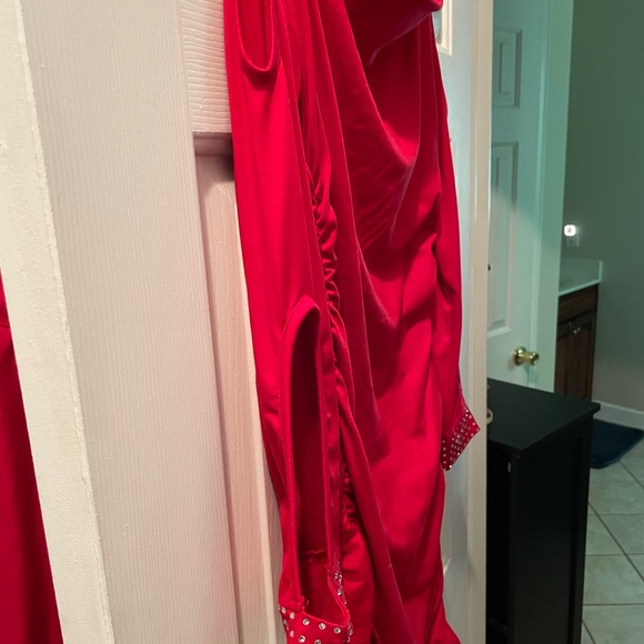 Cold-Shoulder Bodycon Dress With Wide Strap, Diamond Decoration, Ruffle Neckline - Picture 5 of 10